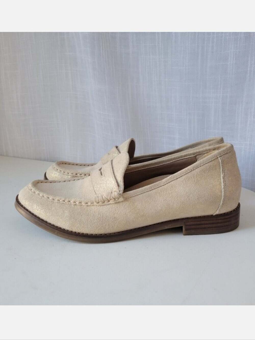 Vionic women's Waverly loafers in cream and gold size 7